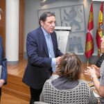 Los consejeros Antonio María Saéz Aguado y José Antonio de Santiago-Juárez explican algunas dudas del Plan a los periodistas