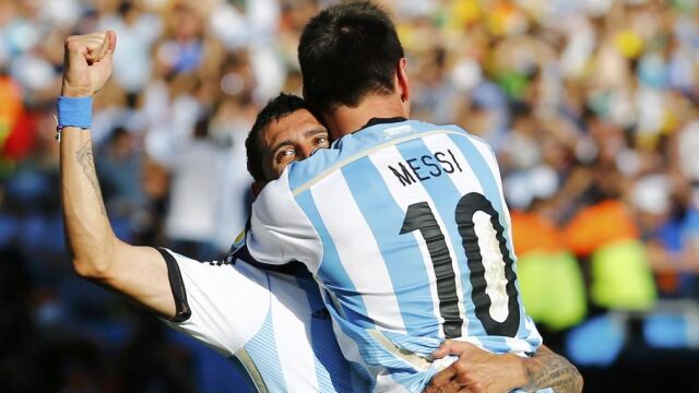 Ángel Di Maria recibe la felicitación de Messi, colaborador en el gol de la victoria argentina ante Suiza