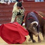 Templado derechazo de Morante de la Puebla, ayer, en Castellón