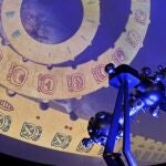 Una mujer observa una proyección del calendario maya en un planetario 