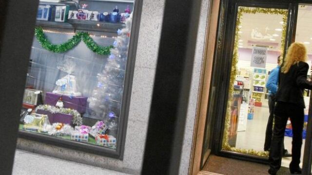 La propietaria de Aqualuna, en la calle Belzunegui número 26, se encontró con el agujero en la pared que daba a un cuarto de contadores