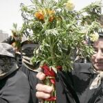 Mujeres chiíes marchan a favor de las fuerzas iraquíes en Kerbala, al sur de Irak, ayer