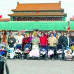 Varias familias españolas posan con sus hijos adoptados en la Plaza de Tiananmen en marzo de 2003