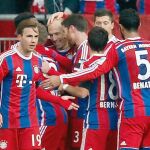 Sus compañeros abrazan a Robben tras anotar el primer gol del partido.