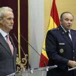 El ministro de Defensa, Pedro Morenés (i), con el Comandante Supremo Aliado en Europa (SACEUR), general Philip Breedlove en la sede del Ministerio en Madrid.