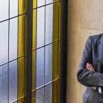 Ruiz-Gallardón posa en la puerta del Ministerio