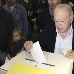 Pujol y su esposa votan mientras les increpan