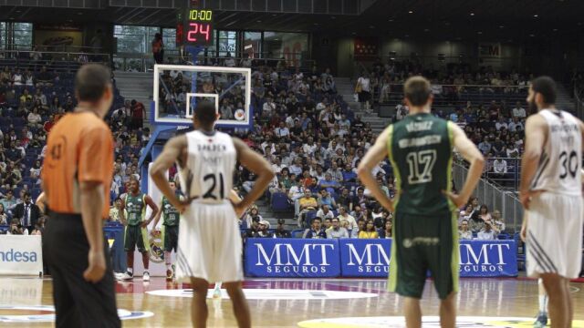 Varios jugadores del Real Madrid y del Unicaja Málaga esperan a que se solucione un problema con el marcador