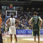 Varios jugadores del Real Madrid y del Unicaja Málaga esperan a que se solucione un problema con el marcador
