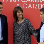 Pedro Sánchez, Idoia Mendia y Patxi López, momentos antes de la inauguración del Congreso extraordinario del PSE-EE.