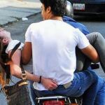 Momento en que Génesis Carmona era trasladada en moto al hospital