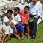 El Padre Ángel, junto a un grupo de niños