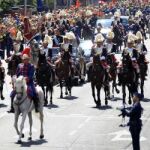 Paso de la comitiva real por la Gran Vía de Madrid.