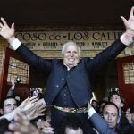 «El Cordobés», a hombros en un festival taurino a beneficio de la Asociación Española Contra el Cáncer celebrado el año pasado en Córdoba