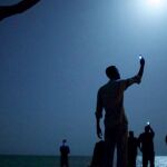 La instantánea muestra a un grupo de inmigrantes africanos en Yibuti, a la orilla del mar