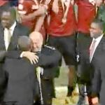 Joseph Blatter y Clemente, ambos se dieron un largo abrazo como viejos amigos.