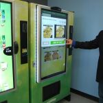 El presidente de la compañía American Green, Stephen Shearin, explica el funcionamiento de la máquina expendedora de productos derivados del cannabis ZaZZZ este martes en la ciudad de Seattle (EE.UU.).