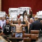 Las protestas sindicales se sucedieron a lo largo del día, dentro y fuera de la Cámara andaluza
