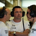 Eric Boullier, de frente, escucha las impresiones de Fernando Alonso