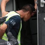 Policías federales conducen al máximo líder de Guerreros Unidos, Casarrubias Salgado, señalado como responsable de la desaparición de 43 estudiantes en Iguala, el pasado 26 de septiembre.