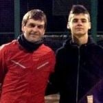Fotografía del entrenador del FC Barcelona, Tito Vilanova (i), junto a su hijo Adriá, colgada por éste en su página de Twitter. "Esta tarde he despedido el año jugando un partido de pádel con una persona especial", ha escrito el hijo de Tito.