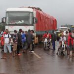 Varias personas huyen de Sierra Leona hacia Guinea donde se ha declarado a emergencia pública