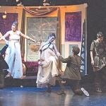El Ayuntamiento leonés de Carrizo ofrece teatro a cambio de alimentos