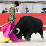 El pacense remata con una media verónica de manos bajas, ayer, en el Coliseo de Nimes