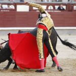 Diego Fernández da un molinete al tercero de la tarde