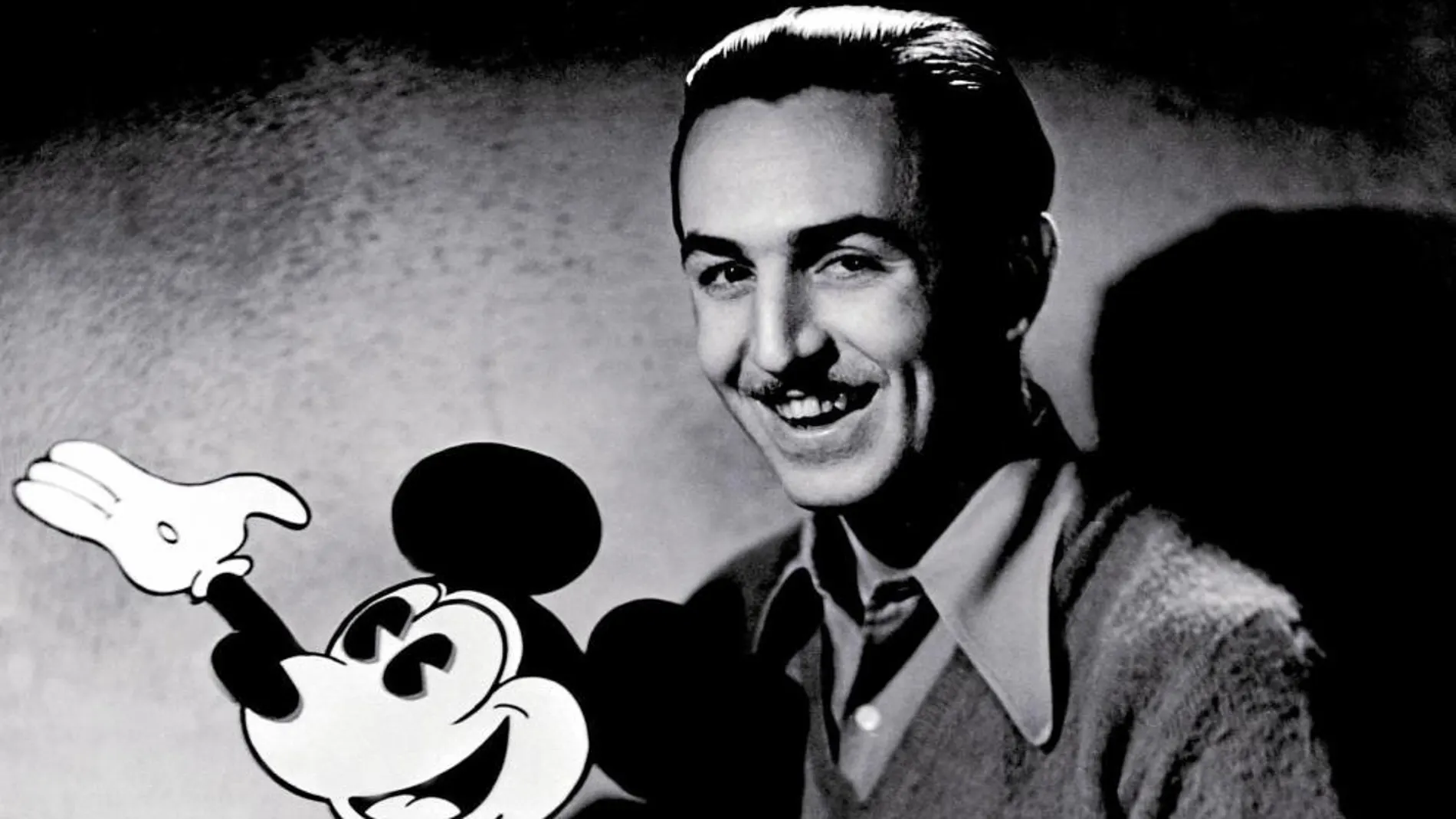 Walt Disney, con su creación más icónica, el ratón Mickey