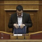 El primer ministro griego, Alexis Tsipras, pronuncia su discurso durante una sesión en el Parlamento en Atenas