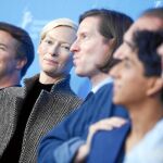 Ayer, de izda. a dcha., Edward Norton, Tilda Swinton y Anderson con el resto de actores