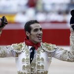 Pepe Moral, feliz con la oreja de su segundo toro de Fuente Ymbro