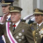 El Rey, acompañado por la Reina y los Príncipes de Asturias, saluda en la Plaza de la Armería a su llegada al Palacio Real