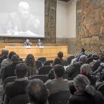 Momento de la intervención de dos de los conferenciantes de ayer