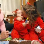 María y Clara se abrazan ante la atenta mirada de sus padres, Lourdes y Alfonso