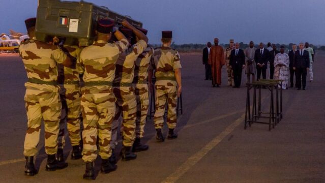 Militares franceses trasladan los cuerpos de dos periodistas asesinados en Mali.