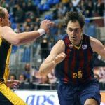 El pívot esloveno del FC Barcelona, Erazem Lorbekdurante entra a canasta ante el pívot estadounidense del Iberostar Tenerife Luke Sikma