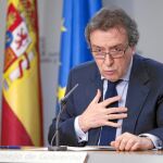 El portavoz José Antonio de Santiago-Juárez explica el encuentro entre el presidente Herrera y Julio Villarrubia