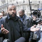 El humorista Dieudonne M'Bala M'Bala responde a la Prensa en una imagen de archivo