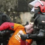 Efectivos de la Ertzaintza con uno de los detenidos dentro del dispositivo desplegado en torno a la Basílica de Loyola, en Azpeitia (Gipuzkoa).