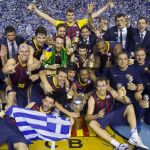 Los jugadores posan con el trofeo