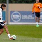 Varane, durante el entrenamiento de esta mañana en Valdebebas