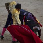 Derechazo de Manuel Dias Gomes al segundo novillo de Gabriel Rojas, ayer, en Las Ventas
