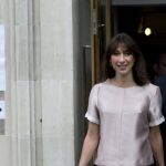 El primer ministro británico, David Cameron, y su esposa, Samantha, posan después de votar en las elecciones europeas en el colegio electoral de Hall Memorial Metodista, en Londres