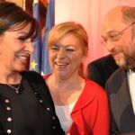 Anne Hidalgo, alcaldesa de París, Elena Valenciano y Martin Schultz, en un acto de los socialistas europeos ayer en París.