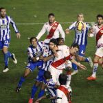 El portero del Rayo Vallecano Toño (d) sube a rematar un balón al área del Deportivo de La Coruña