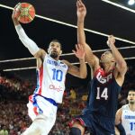 El jugador de la República Dominicana James Feldeine (2-i) coge un balóna ante Anthony Davis (2-d), de Estados Unidos