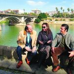La joven, entre los dos trianeros que encarnarán a los otros dos Reyes