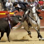 Ventura clava una ramo de rosas a lomos de "Morante"